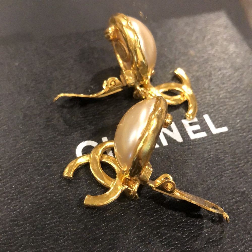 CHANEL COCO Mark Pearl Swing Earrings 95P Engraved w/ Box 24k Gold Plated - Picture 14 of 17